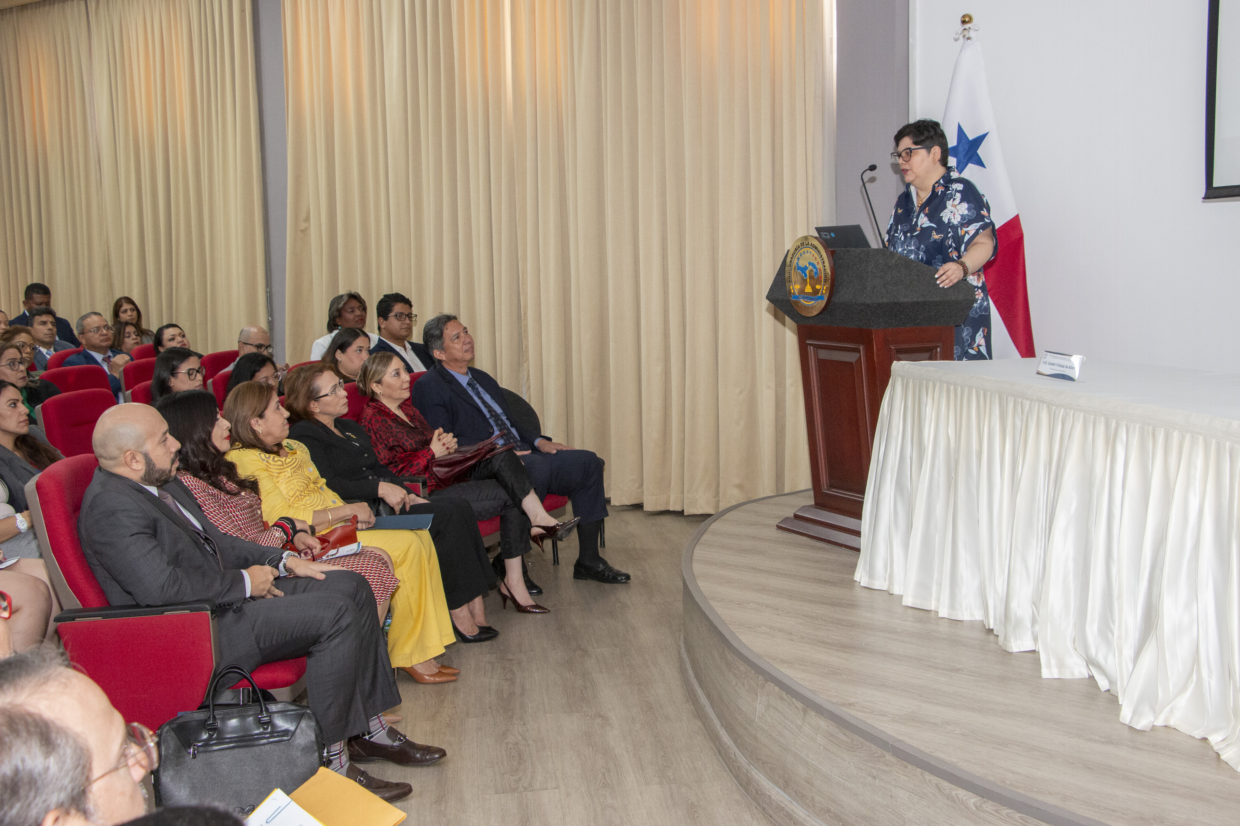 El Magistrado Presidente Martín Wilson Chen y la Magistrada Vicepresidenta Dra. Kathia Lee Duque participaron en la Conferencia titulada Procesos Paralelos en relación a la Cláusula Arbitral en los Contratos con el Estado y su incidencia en la Jurisdicción Contencioso Administrativa.