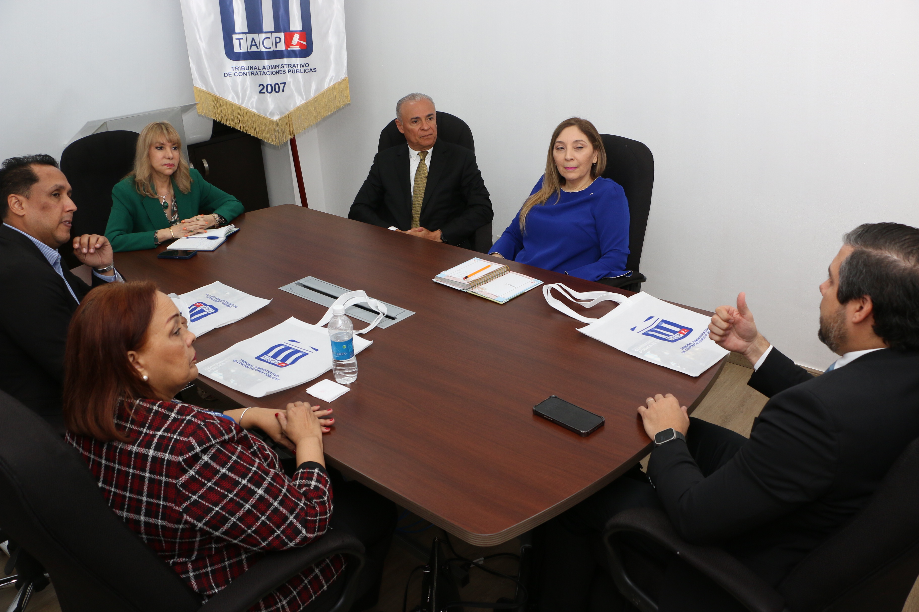 Los Magistrados del Tribunal Administrativo de Contrataciones Públicas (TACP), se reunieron con el Director General de Contrataciones Públicas(DGCP)